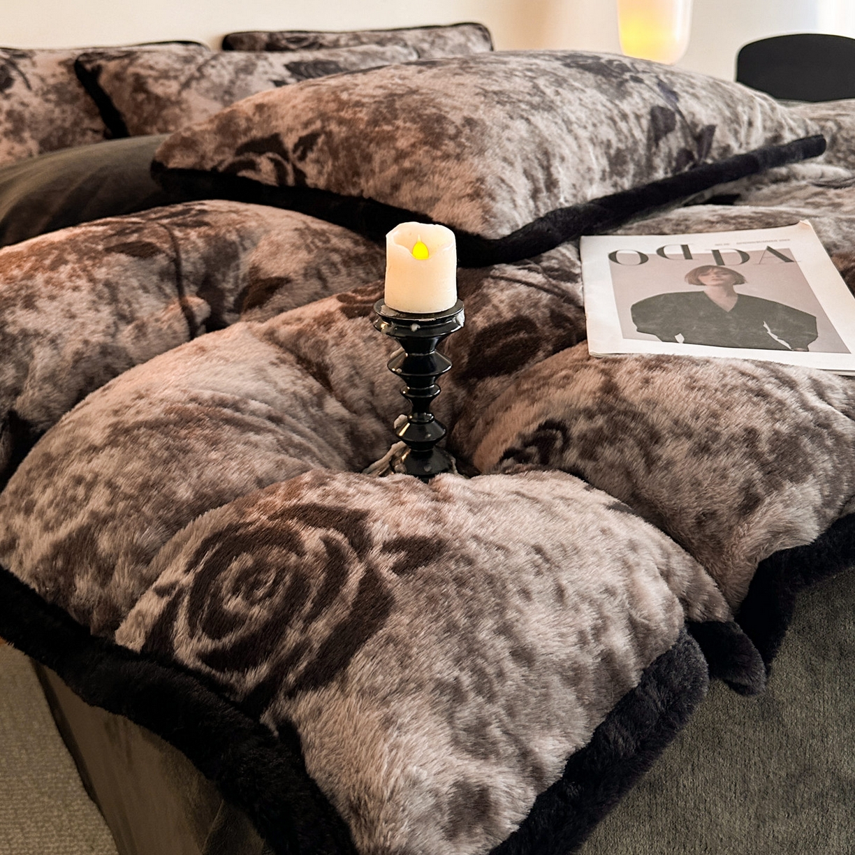 91家纺网 家纺一手货源 找家纺 铠畅  2025新款加厚8斤包边款美拉德仿兔毛皮草牛奶绒四件套 美拉德包边款-花间絮语