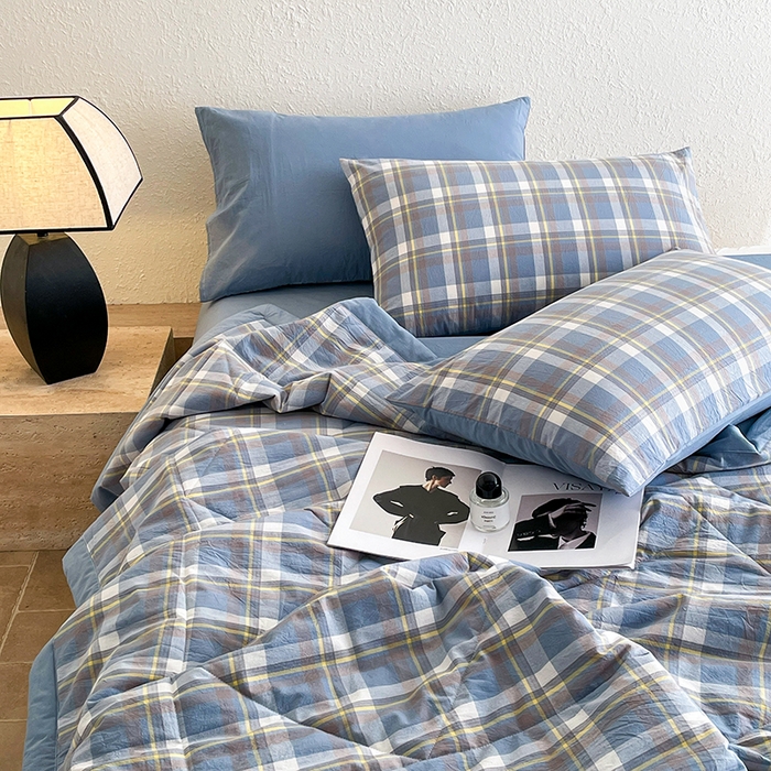 91家纺网 家纺一手货源 找家纺 梵克保罗 2025春夏新款10A抗菌无印风水洗棉夏被四件套 天蓝中格