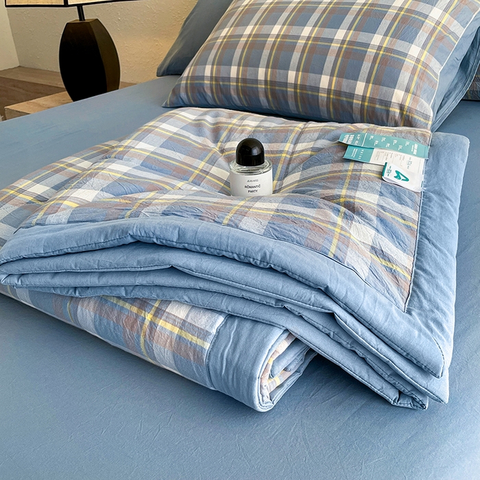 91家纺网 家纺一手货源 找家纺 梵克保罗 2025春夏新款10A抗菌无印风水洗棉夏被四件套 天蓝中格