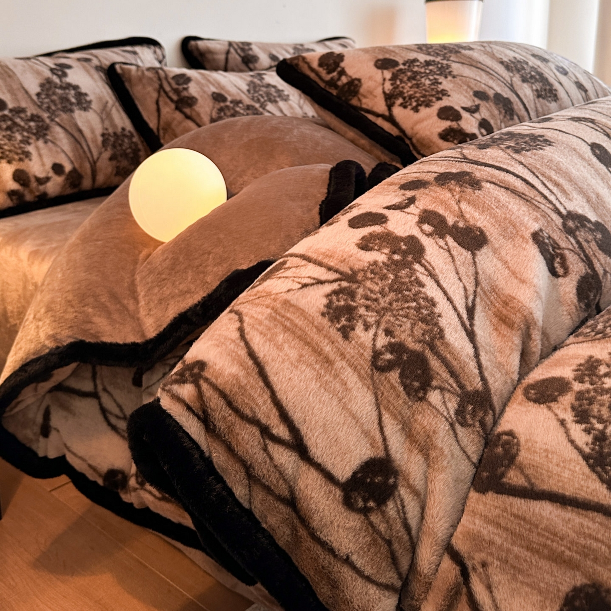 91家纺网 家纺一手货源 找家纺 铠畅  2025新款加厚8斤包边款美拉德仿兔毛皮草牛奶绒四件套 美拉德包边款-花夕