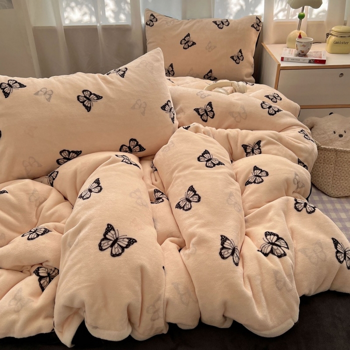 91家纺网 家纺一手货源 找家纺 红嘴企鹅 2025新款精致印花牛奶绒四件套 牛奶绒-蝶梦