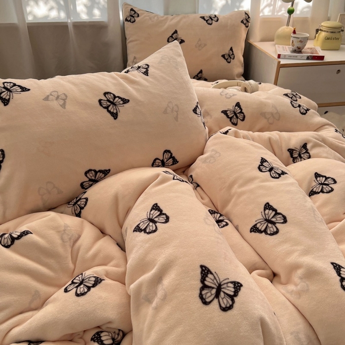 91家纺网 家纺一手货源 找家纺 红嘴企鹅 2025新款精致印花牛奶绒四件套 牛奶绒-蝶梦