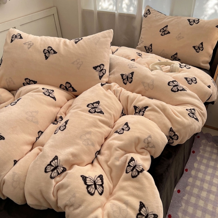 91家纺网 家纺一手货源 找家纺 红嘴企鹅 2025新款精致印花牛奶绒四件套 牛奶绒-蝶梦