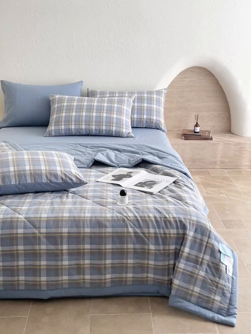 91家纺网 家纺一手货源 找家纺 梵克保罗 2025春夏新款10A抗菌无印风水洗棉夏被四件套 天蓝中格