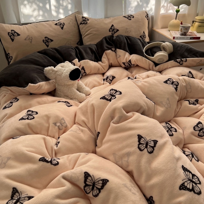 91家纺网 家纺一手货源 找家纺 红嘴企鹅 2025新款精致印花牛奶绒四件套 牛奶绒-蝶梦