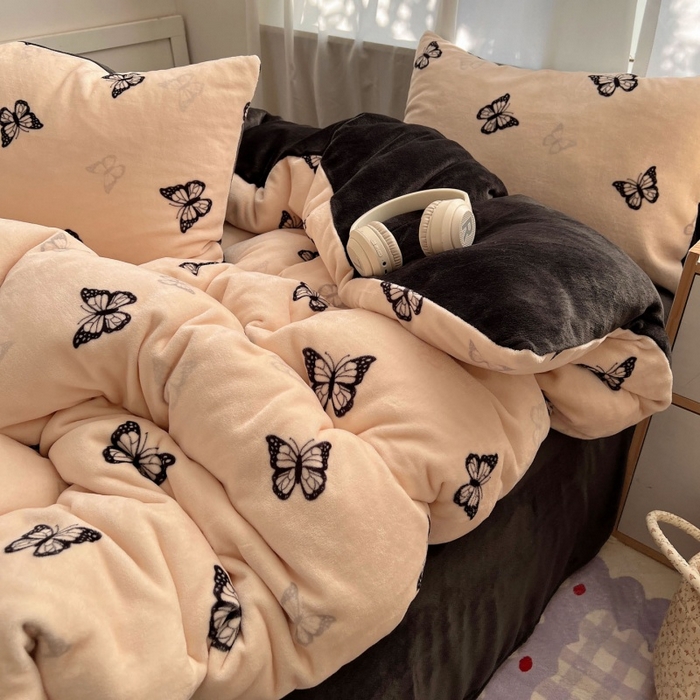 91家纺网 家纺一手货源 找家纺 红嘴企鹅 2025新款精致印花牛奶绒四件套 牛奶绒-蝶梦