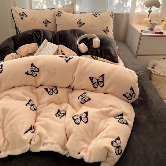 91家纺网 家纺一手货源 找家纺 红嘴企鹅 2025新款精致印花牛奶绒四件套 牛奶绒-蝶梦