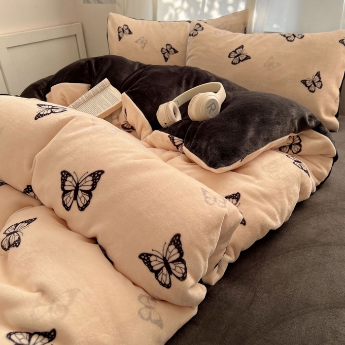 91家纺网 家纺一手货源 找家纺 红嘴企鹅 2025新款精致印花牛奶绒四件套 牛奶绒-蝶梦