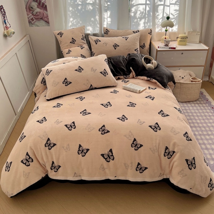 91家纺网 家纺一手货源 找家纺 红嘴企鹅 2025新款精致印花牛奶绒四件套 牛奶绒-蝶梦