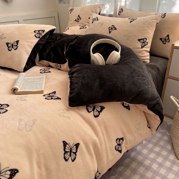 91家纺网 家纺一手货源 找家纺 红嘴企鹅 2025新款精致印花牛奶绒四件套 牛奶绒-蝶梦