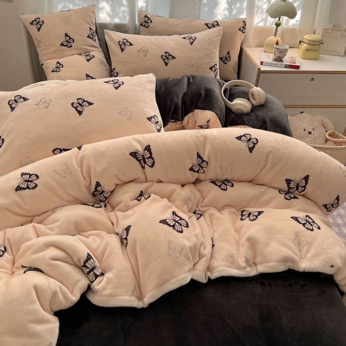 91家纺网 家纺一手货源 找家纺 红嘴企鹅 2025新款精致印花牛奶绒四件套 牛奶绒-蝶梦