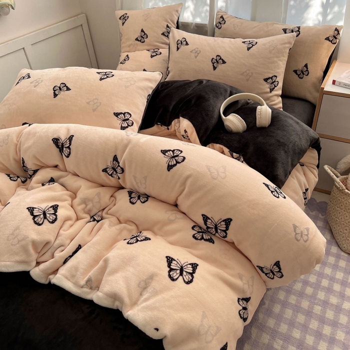 91家纺网 家纺一手货源 找家纺 红嘴企鹅 2025新款精致印花牛奶绒四件套 牛奶绒-蝶梦