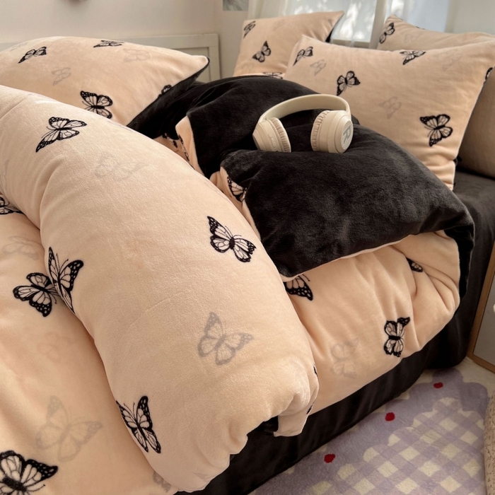 91家纺网 家纺一手货源 找家纺 红嘴企鹅 2025新款精致印花牛奶绒四件套 牛奶绒-蝶梦