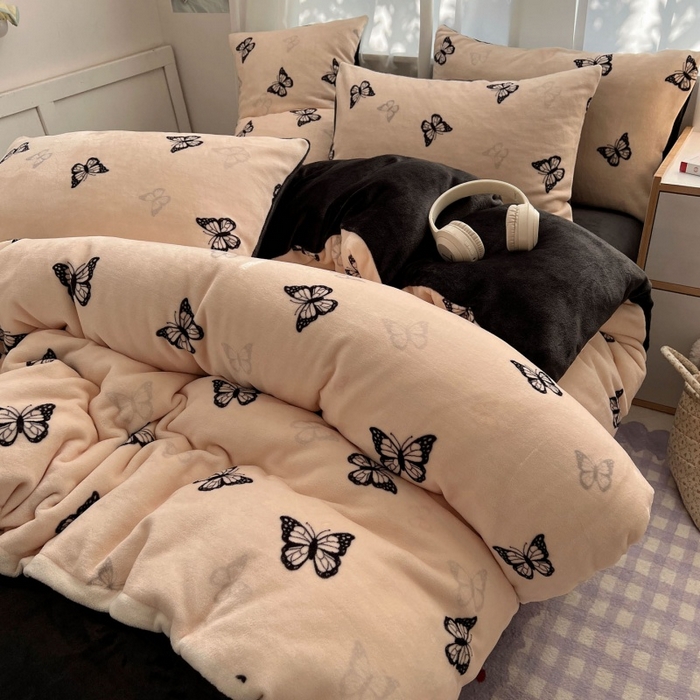 91家纺网 家纺一手货源 找家纺 红嘴企鹅 2025新款精致印花牛奶绒四件套 牛奶绒-蝶梦