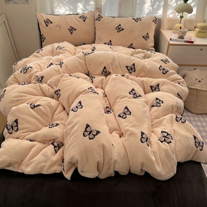 91家纺网 家纺一手货源 找家纺 红嘴企鹅 2025新款精致印花牛奶绒四件套 牛奶绒-蝶梦