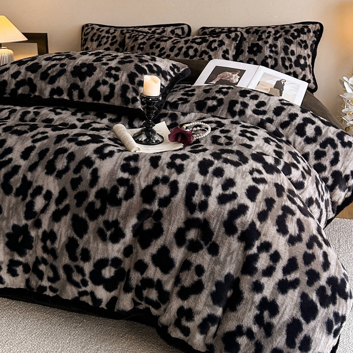 91家纺网 家纺一手货源 找家纺 铠畅  2025新款加厚8斤包边款美拉德仿兔毛皮草牛奶绒四件套 美拉德包边款-浪漫雪豹