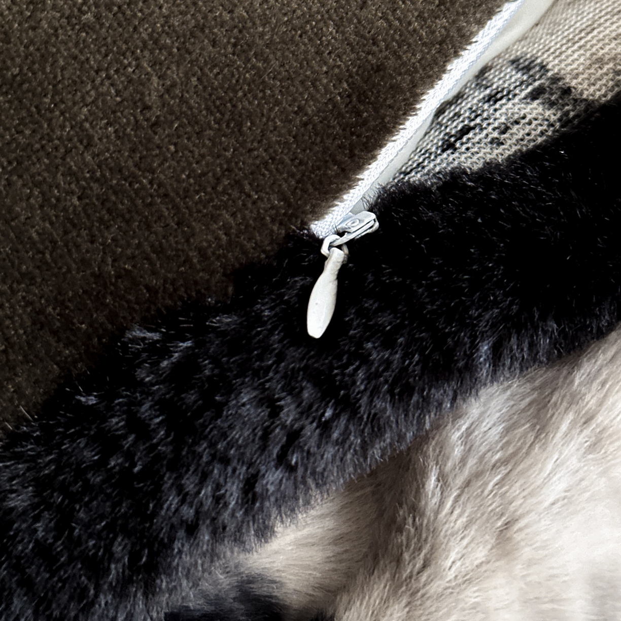 91家纺网 家纺一手货源 找家纺 铠畅  2025新款加厚8斤包边款美拉德仿兔毛皮草牛奶绒四件套 美拉德包边款-浪漫雪豹