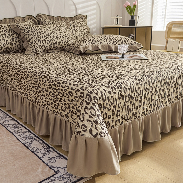 91家纺网 家纺一手货源 找家纺 梵克保罗 2025春夏新款有氧双层纱印花夹棉床盖四件套夏被四件套 野性魅惑