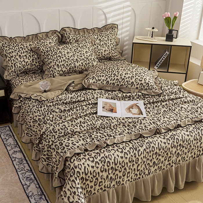 91家纺网 家纺一手货源 找家纺 梵克保罗 2025春夏新款有氧双层纱印花夹棉床盖四件套夏被四件套 野性魅惑