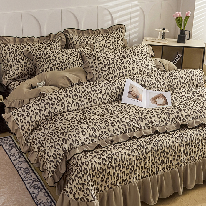 91家纺网 家纺一手货源 找家纺 梵克保罗 2025春夏新款有氧双层纱印花夹棉床盖四件套夏被四件套 野性魅惑