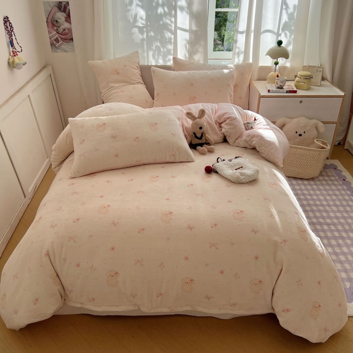 91家纺网 家纺一手货源 找家纺 红嘴企鹅 2025新款精致印花牛奶绒四件套 牛奶绒-可爱比熊