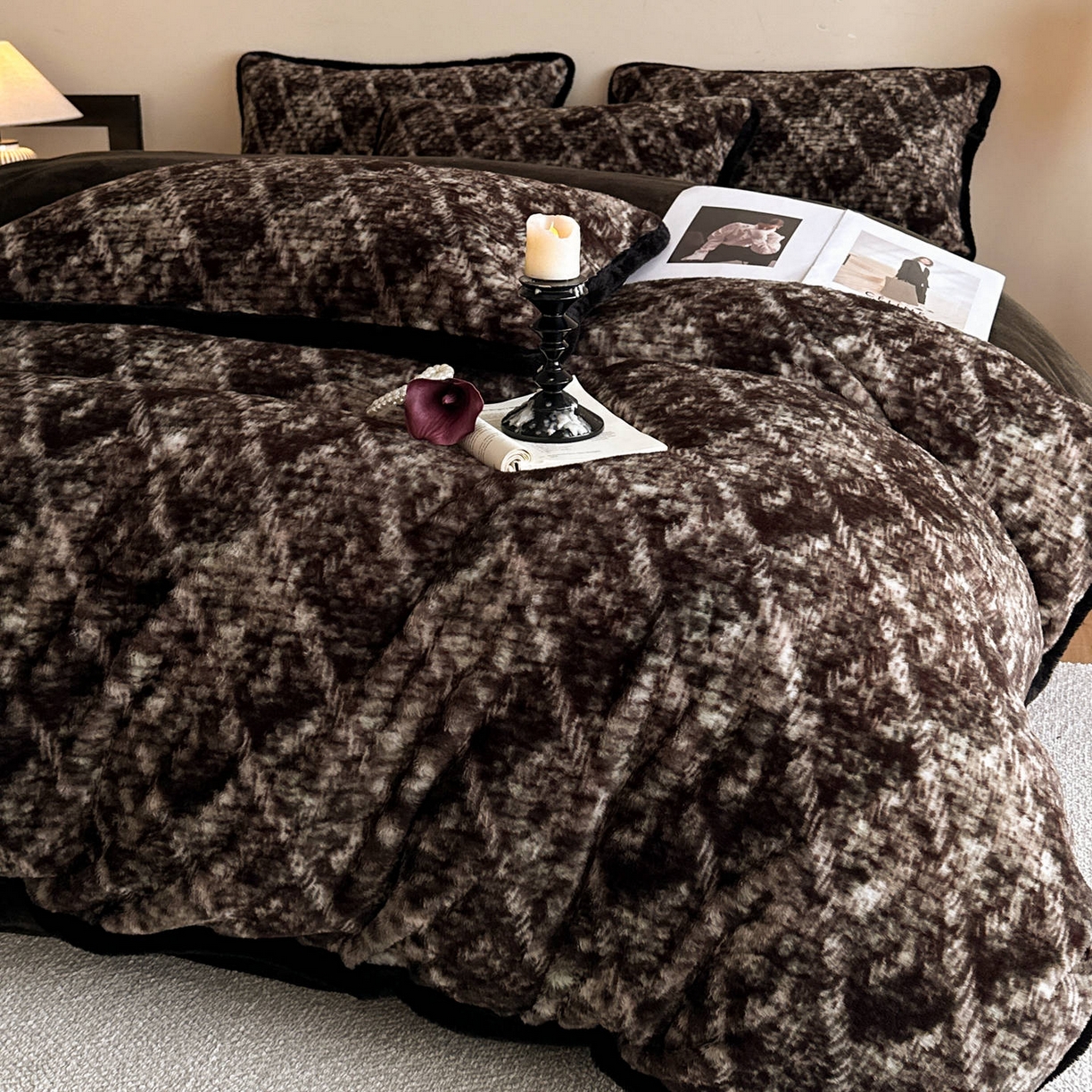 91家纺网 家纺一手货源 找家纺 铠畅  2025新款加厚8斤包边款美拉德仿兔毛皮草牛奶绒四件套 美拉德包边款-绿野仙踪