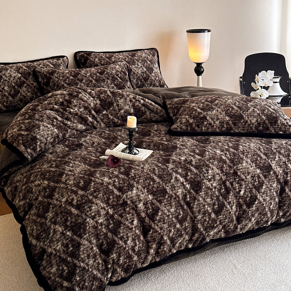 91家纺网 家纺一手货源 找家纺 铠畅  2025新款加厚8斤包边款美拉德仿兔毛皮草牛奶绒四件套 美拉德包边款-绿野仙踪