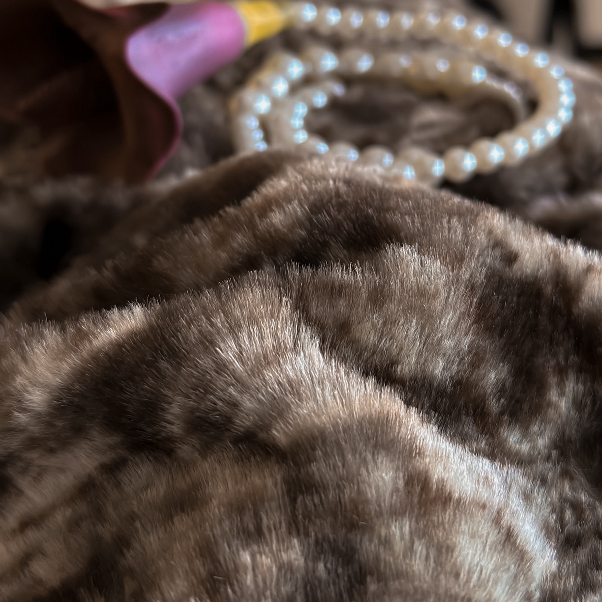 91家纺网 家纺一手货源 找家纺 铠畅  2025新款加厚8斤包边款美拉德仿兔毛皮草牛奶绒四件套 美拉德包边款-绿野仙踪