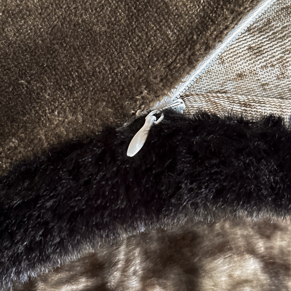 91家纺网 家纺一手货源 找家纺 铠畅  2025新款加厚8斤包边款美拉德仿兔毛皮草牛奶绒四件套 美拉德包边款-绿野仙踪