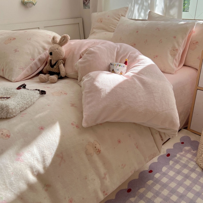 91家纺网 家纺一手货源 找家纺 红嘴企鹅 2025新款精致印花牛奶绒四件套 牛奶绒-可爱比熊