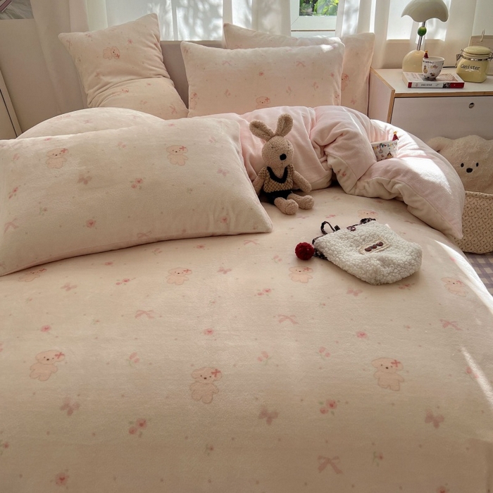 91家纺网 家纺一手货源 找家纺 红嘴企鹅 2025新款精致印花牛奶绒四件套 牛奶绒-可爱比熊