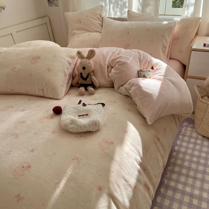 91家纺网 家纺一手货源 找家纺 红嘴企鹅 2025新款精致印花牛奶绒四件套 牛奶绒-可爱比熊