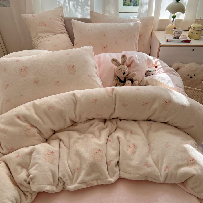 91家纺网 家纺一手货源 找家纺 红嘴企鹅 2025新款精致印花牛奶绒四件套 牛奶绒-可爱比熊