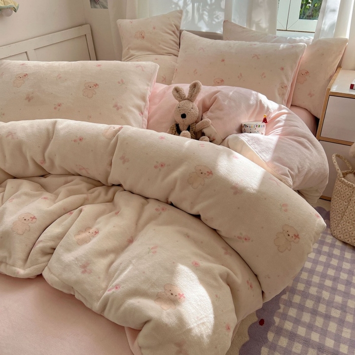 91家纺网 家纺一手货源 找家纺 红嘴企鹅 2025新款精致印花牛奶绒四件套 牛奶绒-可爱比熊