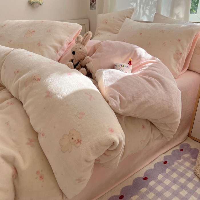 91家纺网 家纺一手货源 找家纺 红嘴企鹅 2025新款精致印花牛奶绒四件套 牛奶绒-可爱比熊