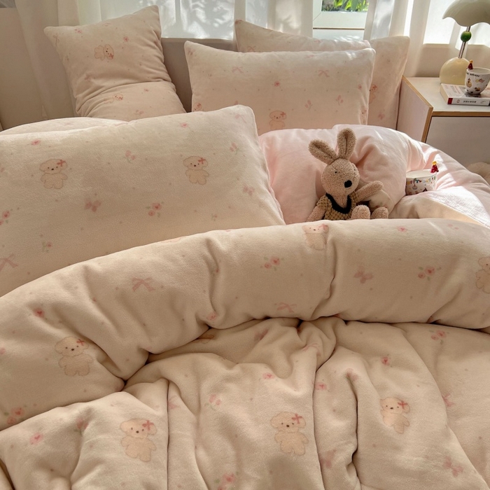 91家纺网 家纺一手货源 找家纺 红嘴企鹅 2025新款精致印花牛奶绒四件套 牛奶绒-可爱比熊