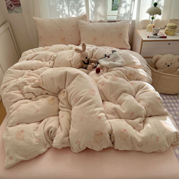 91家纺网 家纺一手货源 找家纺 红嘴企鹅 2025新款精致印花牛奶绒四件套 牛奶绒-可爱比熊