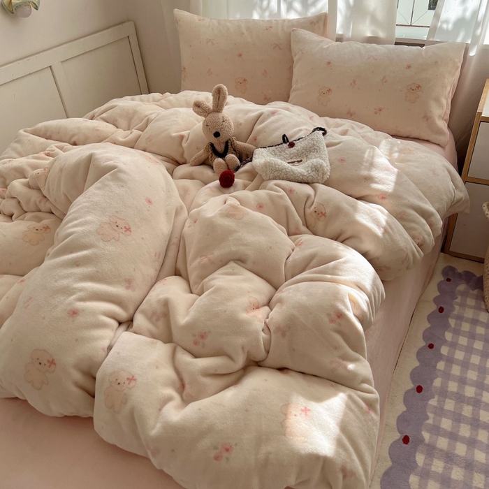 91家纺网 家纺一手货源 找家纺 红嘴企鹅 2025新款精致印花牛奶绒四件套 牛奶绒-可爱比熊