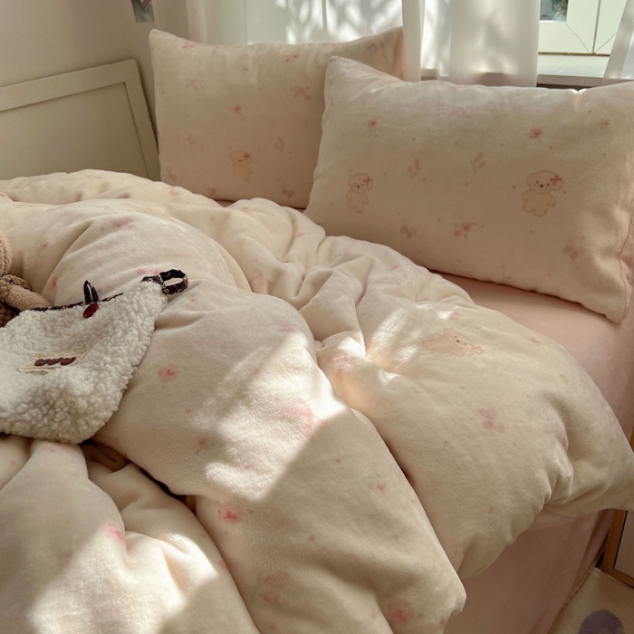 91家纺网 家纺一手货源 找家纺 红嘴企鹅 2025新款精致印花牛奶绒四件套 牛奶绒-可爱比熊