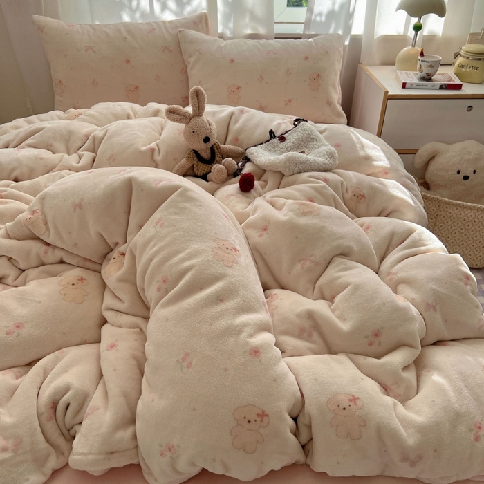 91家纺网 家纺一手货源 找家纺 红嘴企鹅 2025新款精致印花牛奶绒四件套 牛奶绒-可爱比熊