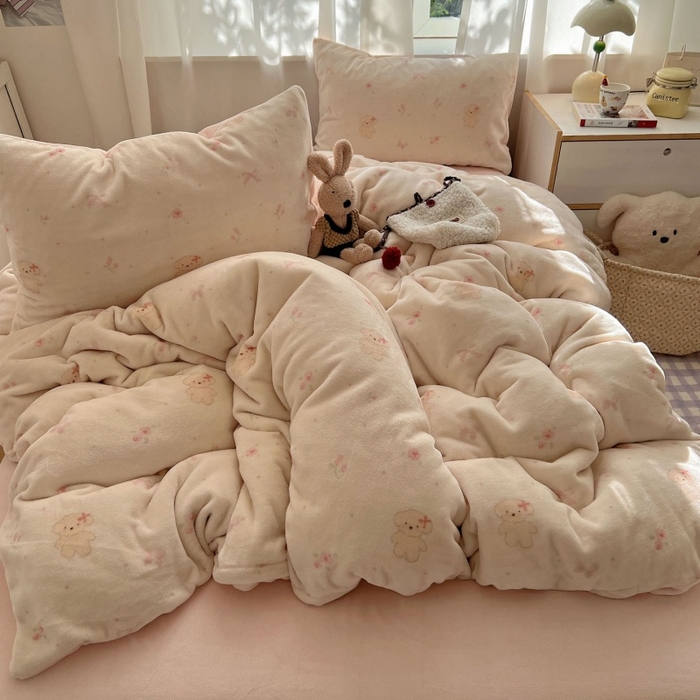 91家纺网 家纺一手货源 找家纺 红嘴企鹅 2025新款精致印花牛奶绒四件套 牛奶绒-可爱比熊