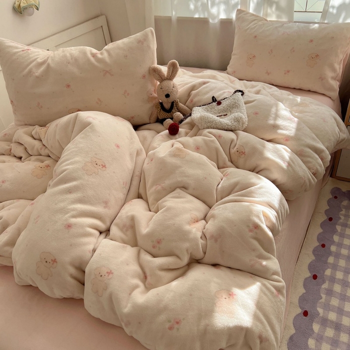 91家纺网 家纺一手货源 找家纺 红嘴企鹅 2025新款精致印花牛奶绒四件套 牛奶绒-可爱比熊