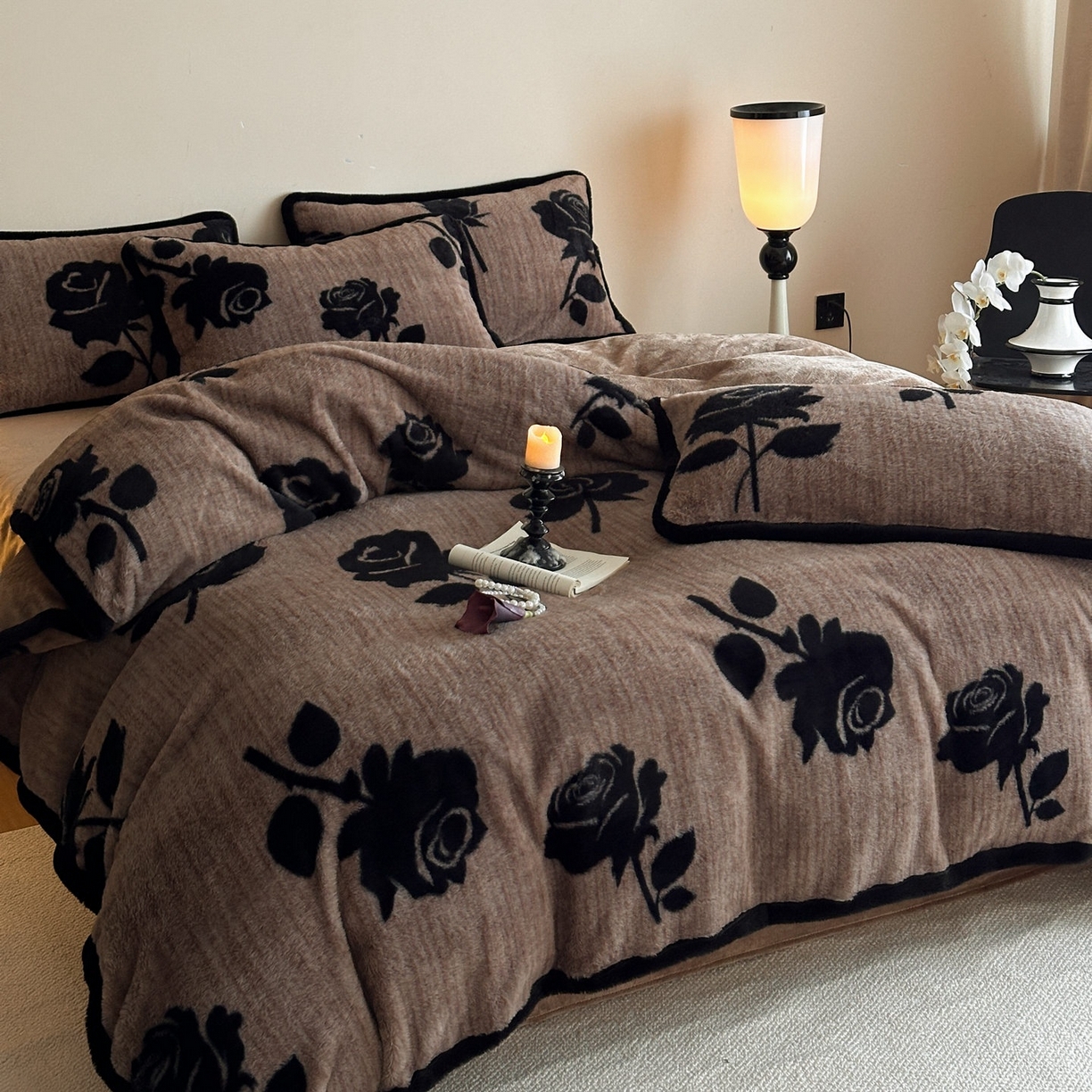 91家纺网 家纺一手货源 找家纺 铠畅  2025新款加厚8斤包边款美拉德仿兔毛皮草牛奶绒四件套 美拉德包边款-玫瑰晨露