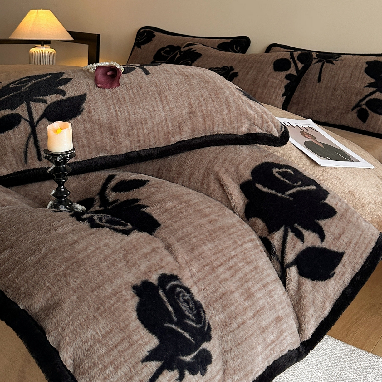 91家纺网 家纺一手货源 找家纺 铠畅  2025新款加厚8斤包边款美拉德仿兔毛皮草牛奶绒四件套 美拉德包边款-玫瑰晨露