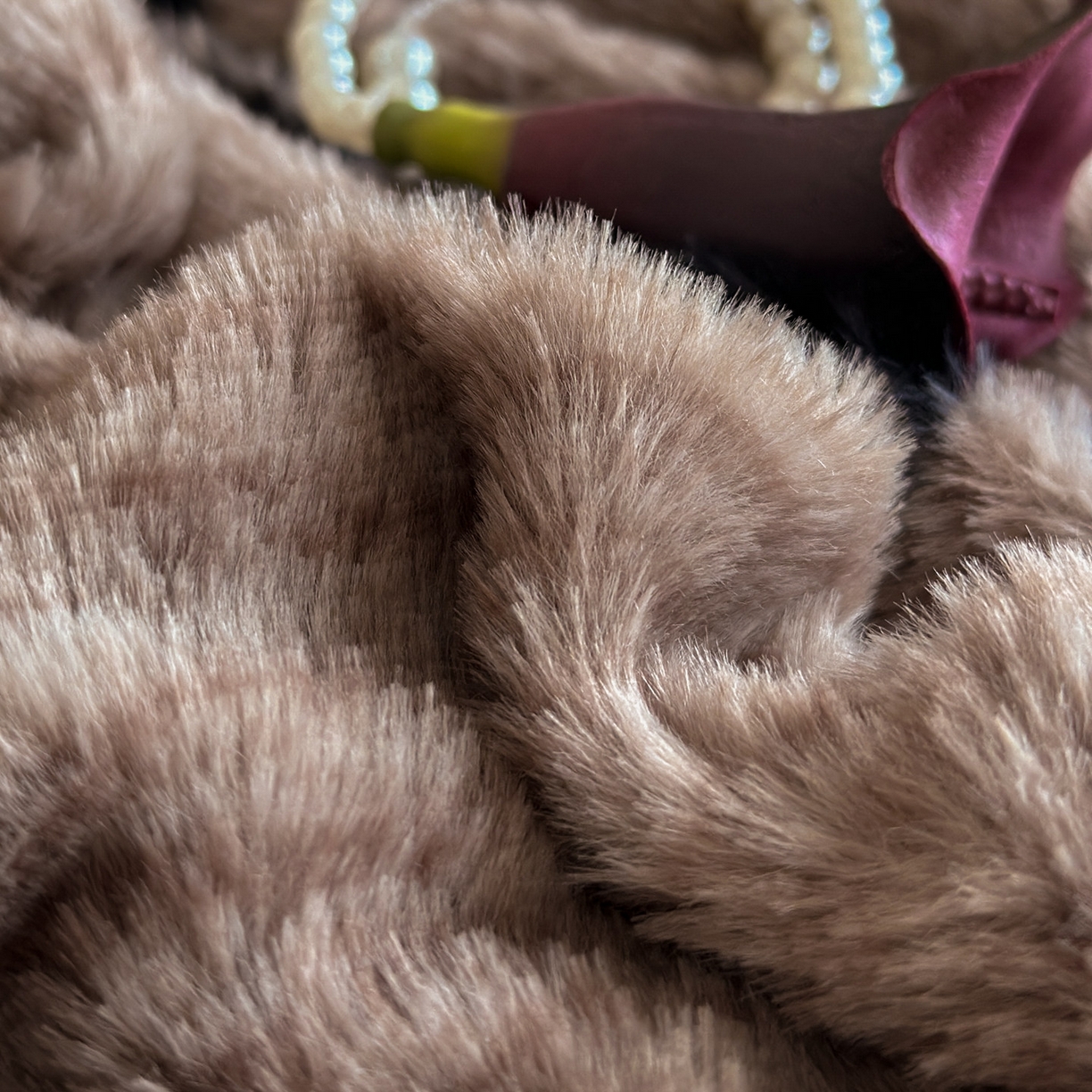 91家纺网 家纺一手货源 找家纺 铠畅  2025新款加厚8斤包边款美拉德仿兔毛皮草牛奶绒四件套 美拉德包边款-玫瑰晨露