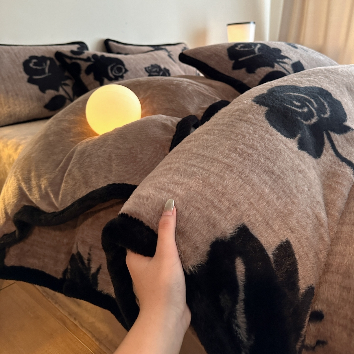 91家纺网 家纺一手货源 找家纺 铠畅  2025新款加厚8斤包边款美拉德仿兔毛皮草牛奶绒四件套 美拉德包边款-玫瑰晨露