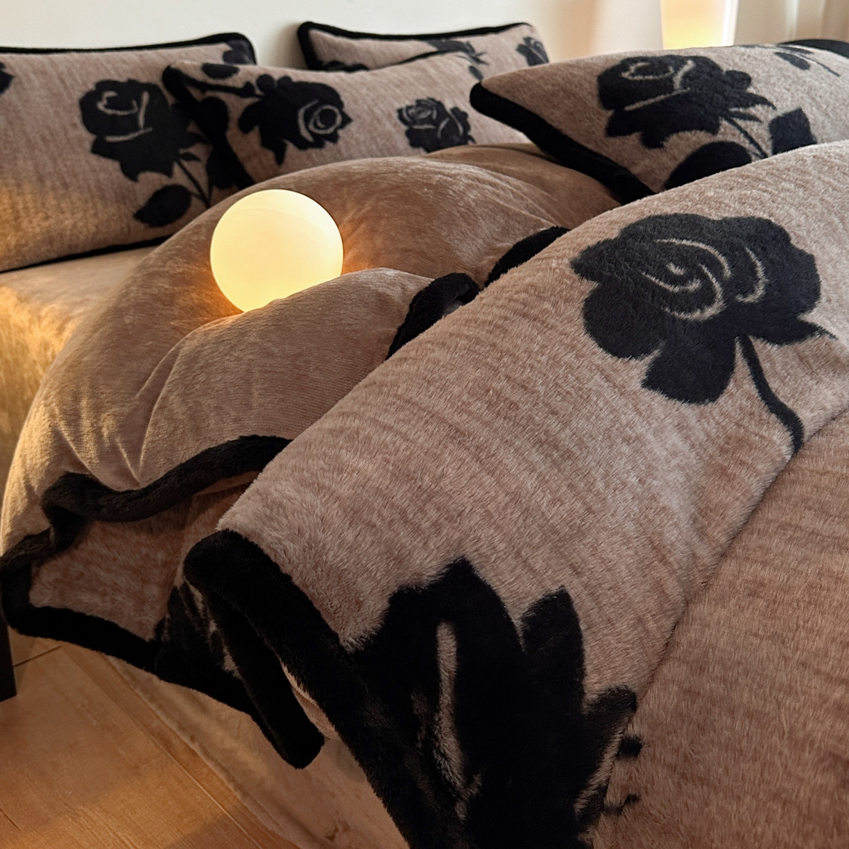 91家纺网 家纺一手货源 找家纺 铠畅  2025新款加厚8斤包边款美拉德仿兔毛皮草牛奶绒四件套 美拉德包边款-玫瑰晨露