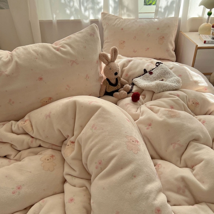 91家纺网 家纺一手货源 找家纺 红嘴企鹅 2025新款精致印花牛奶绒四件套 牛奶绒-可爱比熊