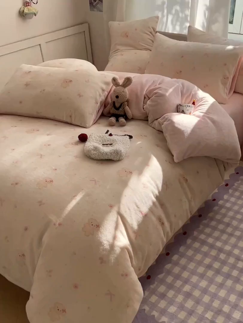 91家纺网 家纺一手货源 找家纺 红嘴企鹅 2025新款精致印花牛奶绒四件套 牛奶绒-可爱比熊