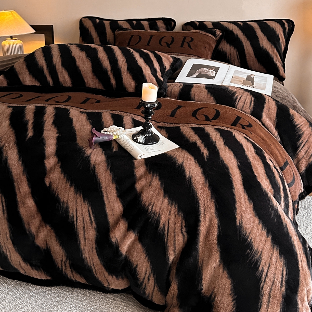 91家纺网 家纺一手货源 找家纺 铠畅  2025新款加厚8斤包边款美拉德仿兔毛皮草牛奶绒四件套 美拉德包边款-魅影